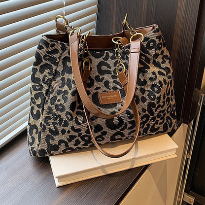 Ruime shopper met luipaardprint en leren-look details