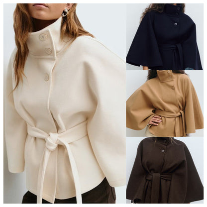 Elegante cape jas met ceintuur en opstaande kraag